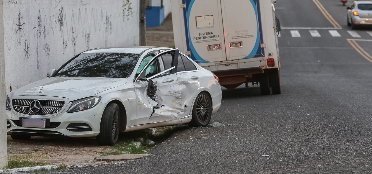 O carro foi colidido pela viatura da Sejus