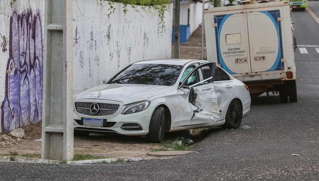 O carro parou somente na calçada