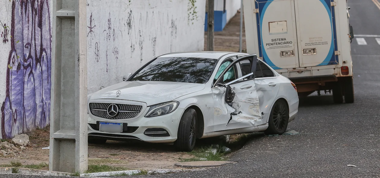 O carro parou somente na calçada