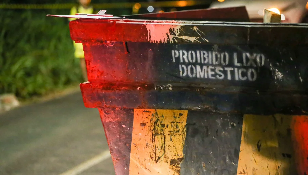 O contêiner de entulho estava na pista