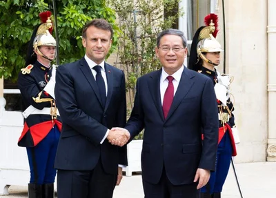 O presidente da França, Emmanuel Macron, e o premiê da China, Li Qiang