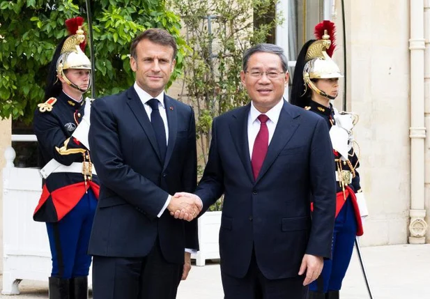 O presidente da França, Emmanuel Macron, e o premiê da China, Li Qiang