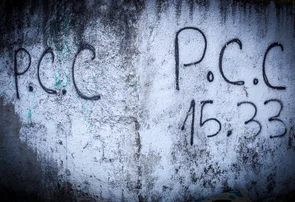 Pesquisa Atlas/Intel aponta que 53% dos brasileiros apoiam decisão dos EUA sobre PCC e Comando Vermelho