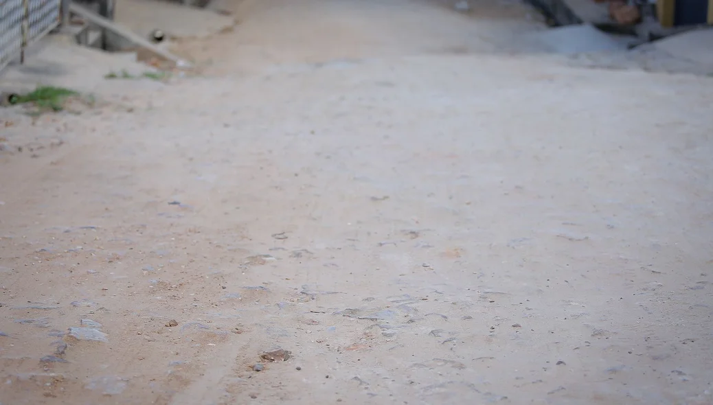 Obra mal acabada realizada pela empresa Águas de Teresina