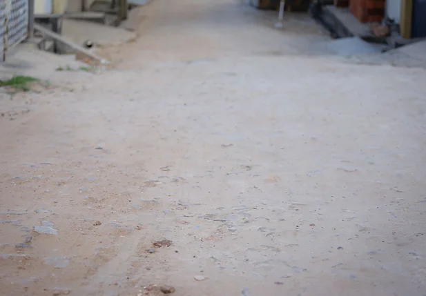Obra mal acabada realizada pela empresa Águas de Teresina