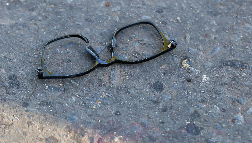 Óculos do mototaxista retorcidos
