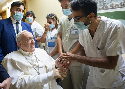 Papa Francisco recebeu alta nesta sexta (16)
