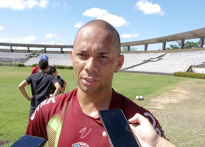 Paulinho, lateral-esquerdo do Fluminense-PI