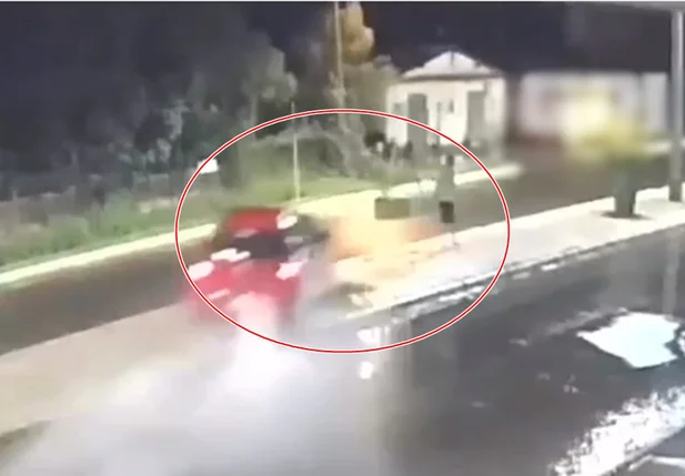 Pedestre escapa de ser atropelado por carro desgovernado em Esperantina