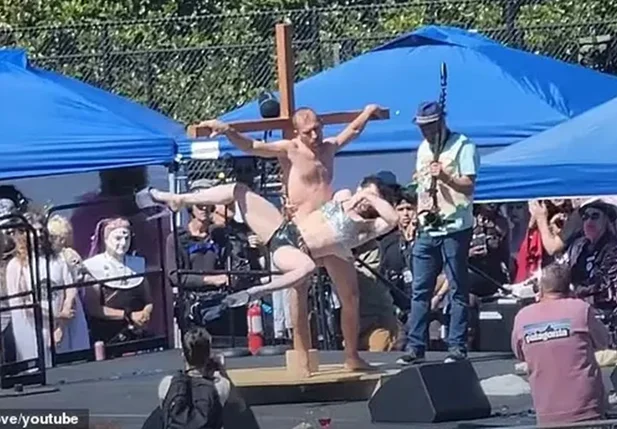 Performance tinha uma trans de salto dançando na cruz