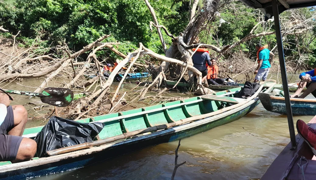 Pescadores e voluntários realizando a coleta