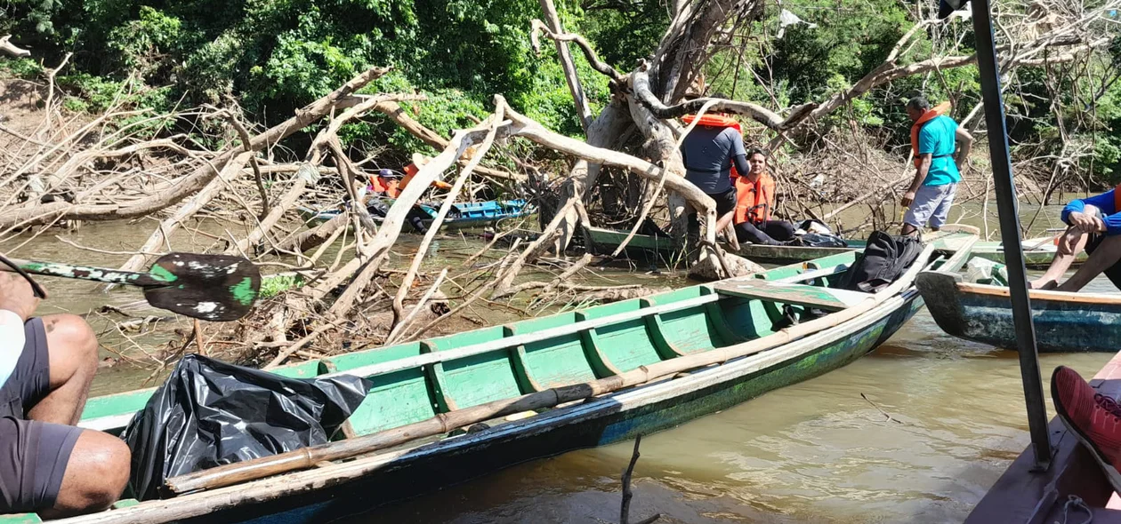 Pescadores e voluntários realizando a coleta