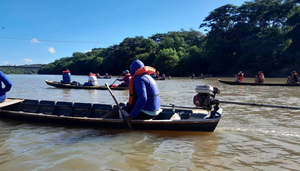 Pescadores indo fazer a coleta nas margens mais adiante