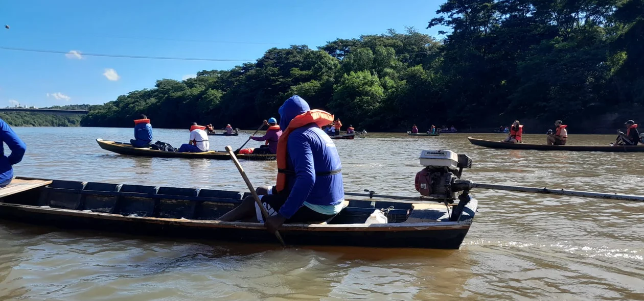Pescadores indo fazer a coleta nas margens mais adiante