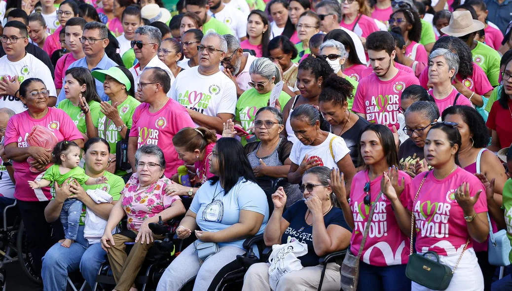 Pessoas assistindo à celebração da missa após a 28ª Caminhada da Fraternidade