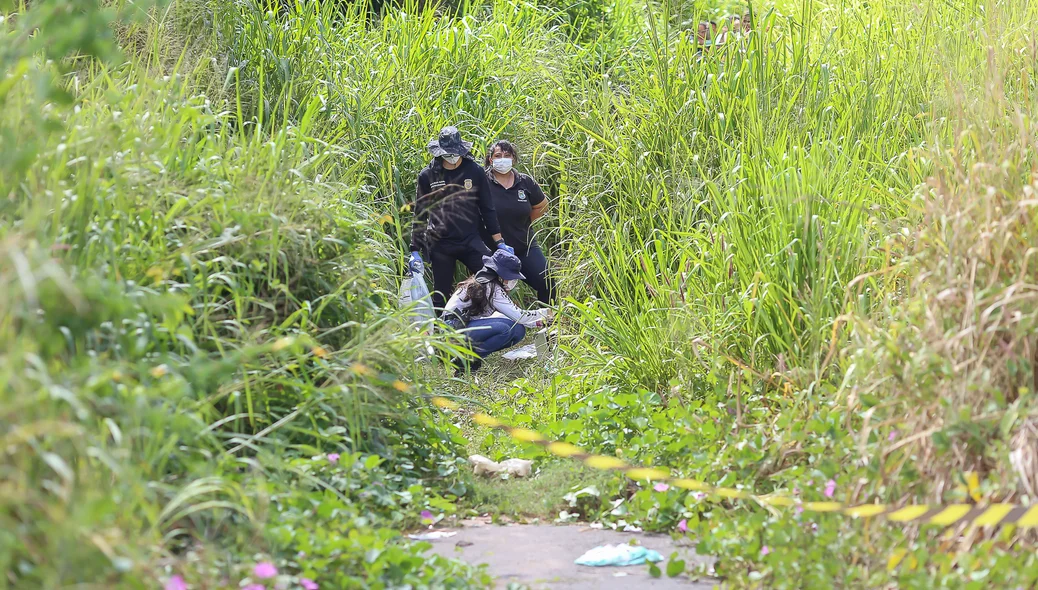 Polícia científica fazendo a perícia