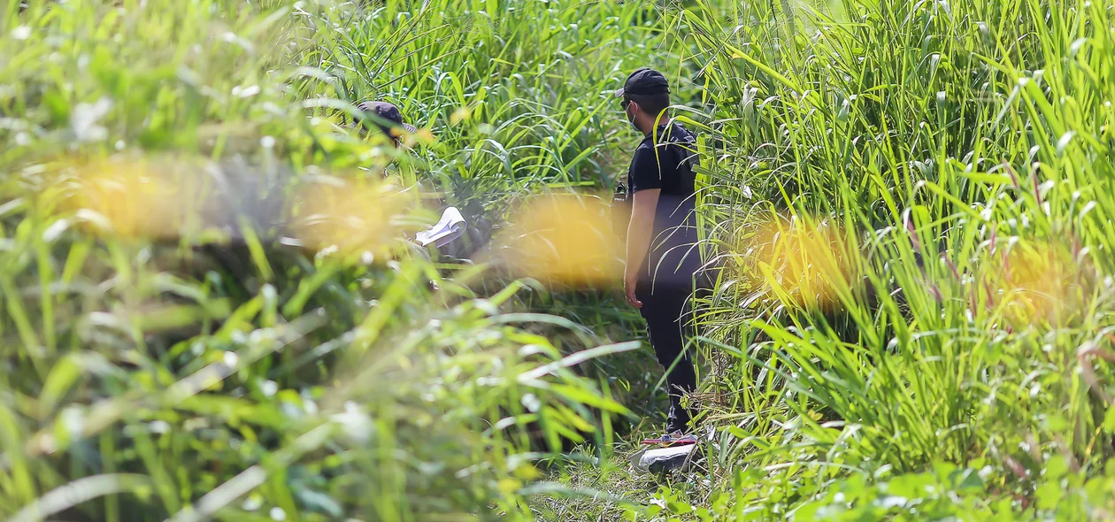 Polícia isolou a área para os procedimentos