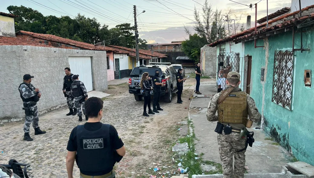 Policiais cumprem ordens judiciais na Operação Aparato