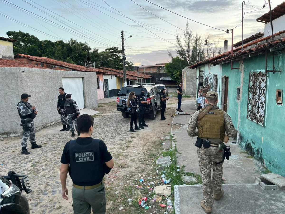 Policiais cumprem ordens judiciais na Operação Aparato
