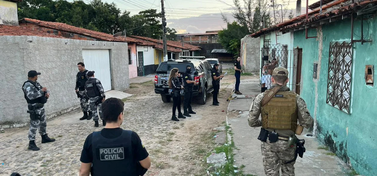 Policiais cumprem ordens judiciais na Operação Aparato