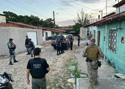Policiais cumprem ordens judiciais na Operação Aparato