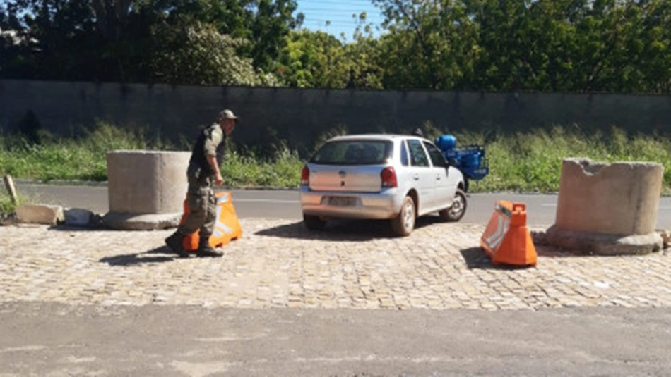 Policiais socorrem gestante ao hospital em Teresina