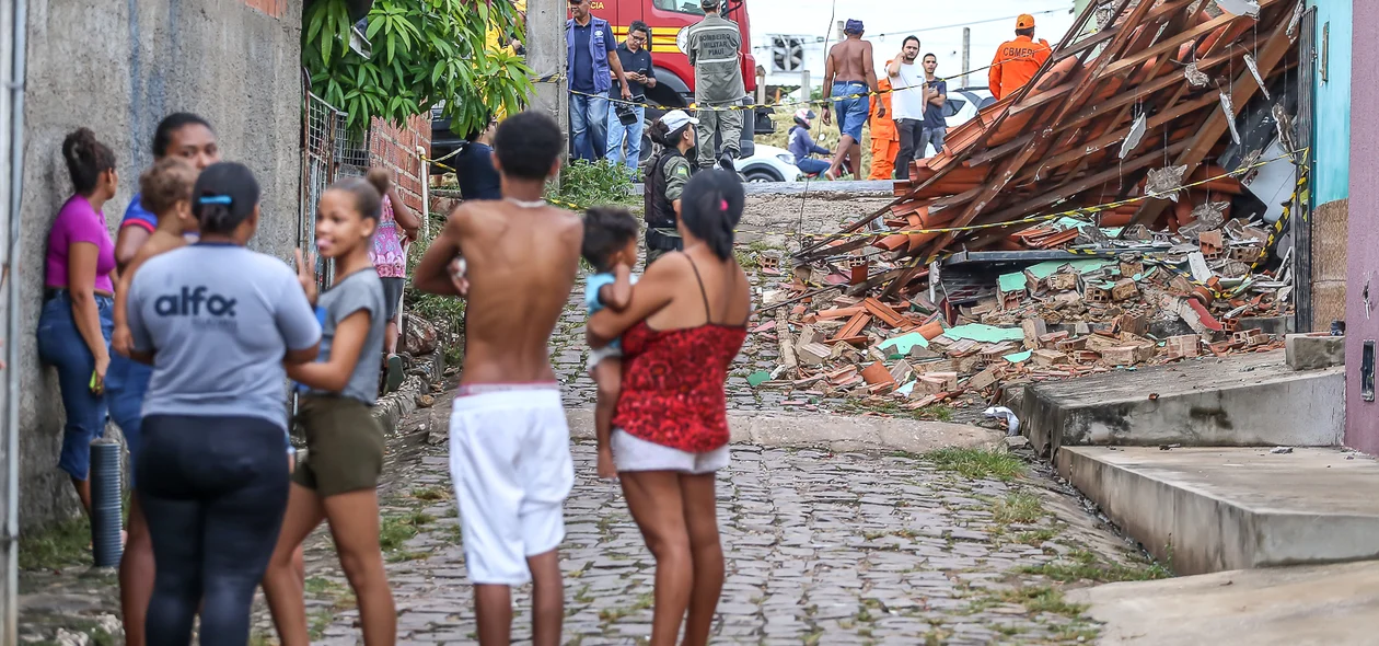 Populares olhando a destruição