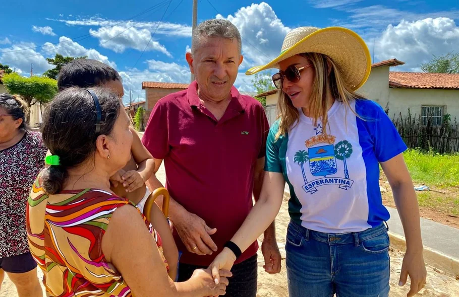 Prefeita Ivanária Sampaio dialogando com moradores