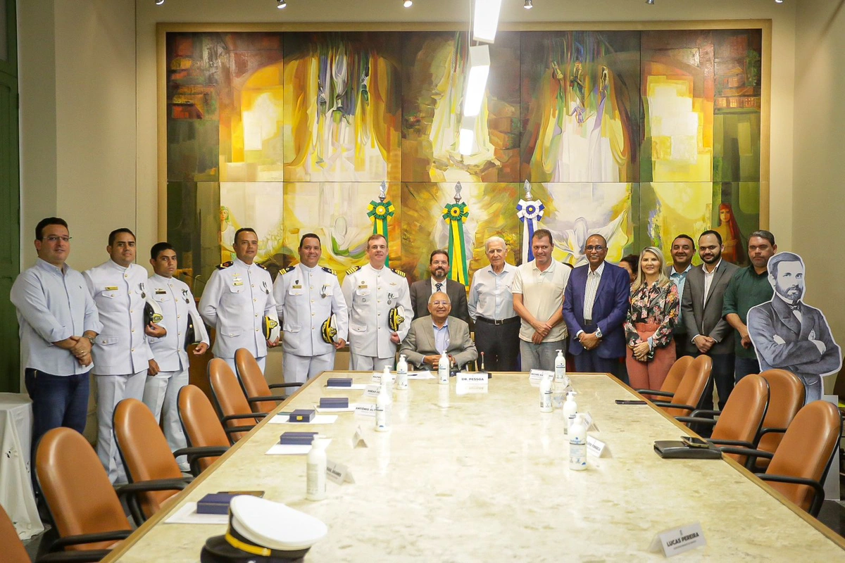 Prefeito de Teresina entrega medalha a oficiais