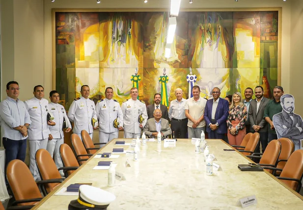 Prefeito de Teresina entrega medalha a oficiais