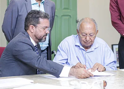 Prefeito Dr. Pessoa assinando progressão de professores