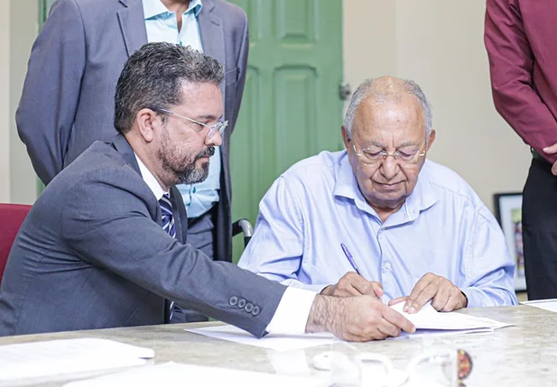 Prefeito Dr. Pessoa assinando progressão de professores