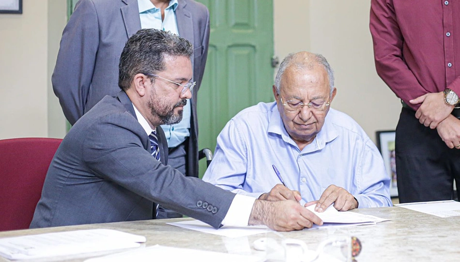 Prefeito Dr. Pessoa assinando progressão de professores