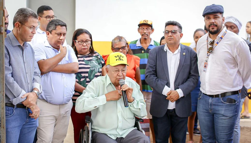 Prefeito Dr. Pessoa e equipe na entrega de casas