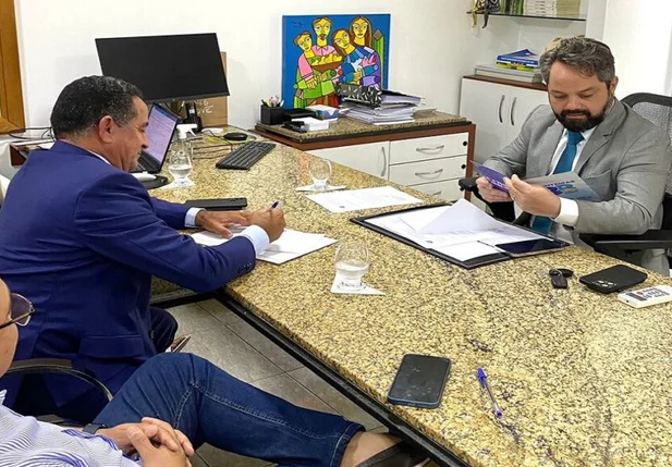 Prefeito Eudes Agripino junto ao secretario do estado Marcelo Nolleto