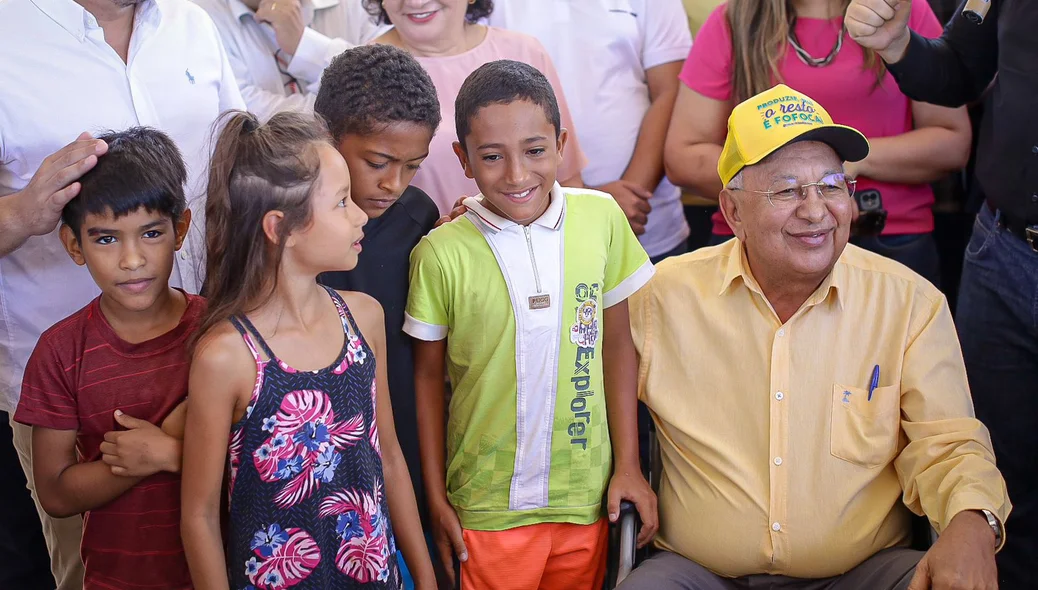 Prefeito juntamente com as crianças da comunidade
