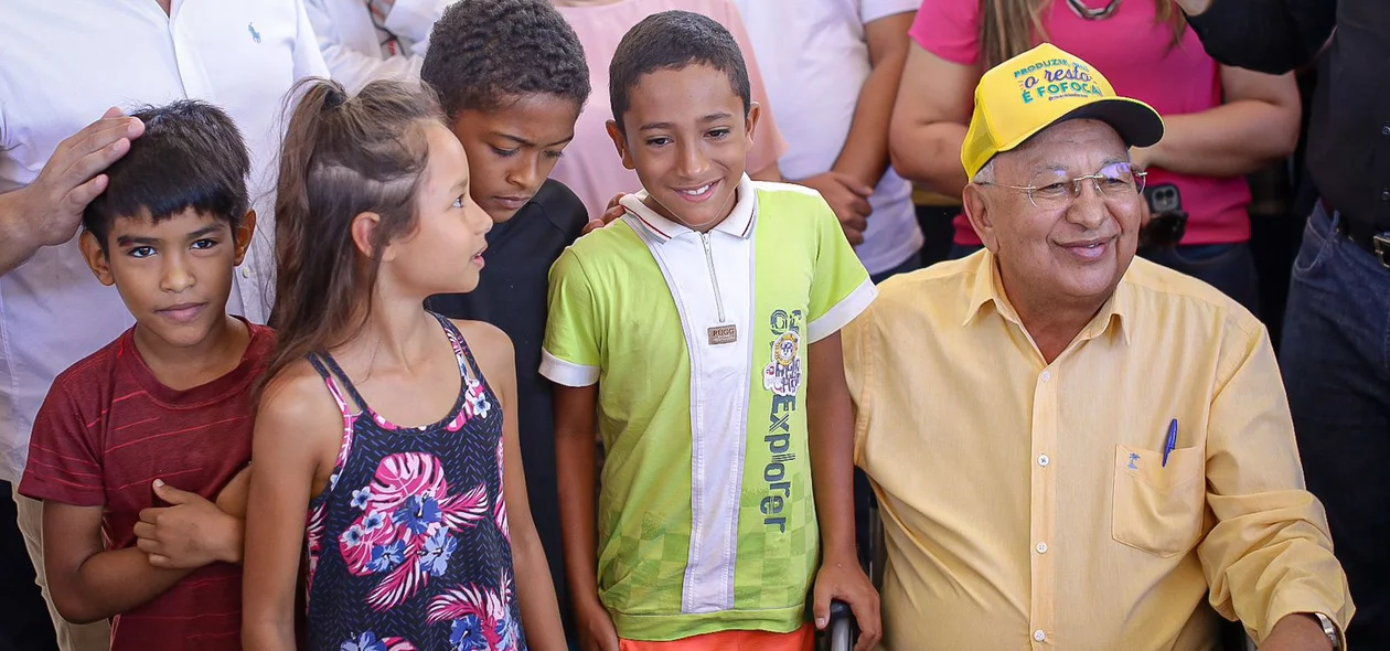 Prefeito juntamente com as crianças da comunidade