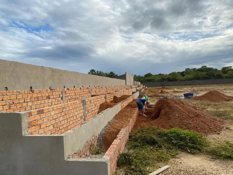 Prefeito visita obra de construção do estádio municipal de Jatobá do Piauí.