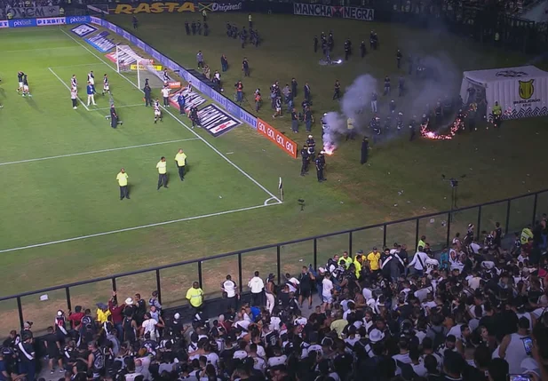 Protestos em São Januário após derrota do Vasco contra o Goiás
