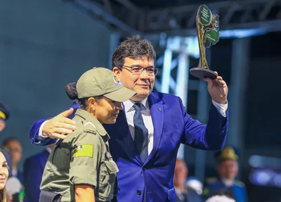 Rafael Fonteles recebe presente da PMPI