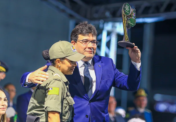 Rafael Fonteles recebe presente da PMPI