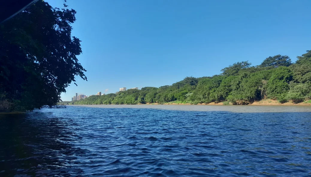Rio Poti, na margem da região da ponte estaiada.