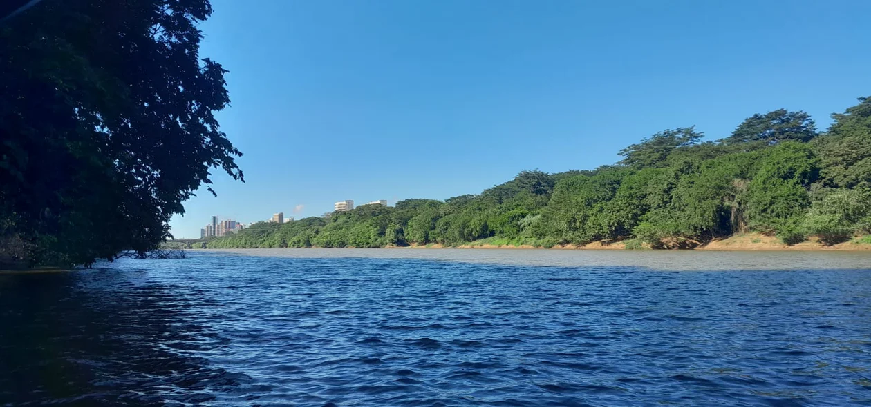 Rio Poti, na margem da região da ponte estaiada.