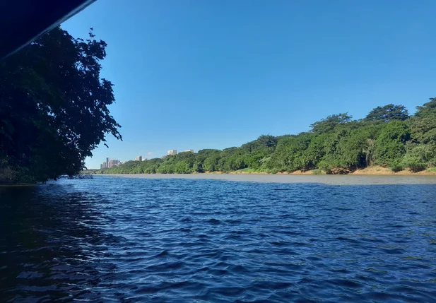 Rio Poti, na margem da região da ponte estaiada.