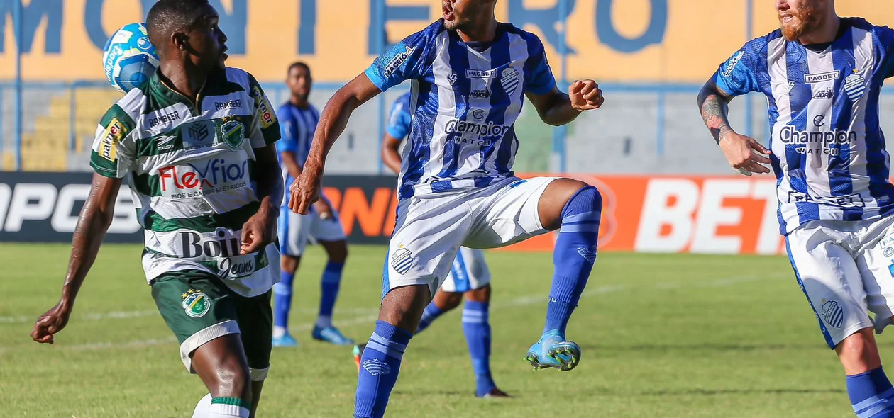 Rodrigo Fumaça tentando o ataque para o Altos
