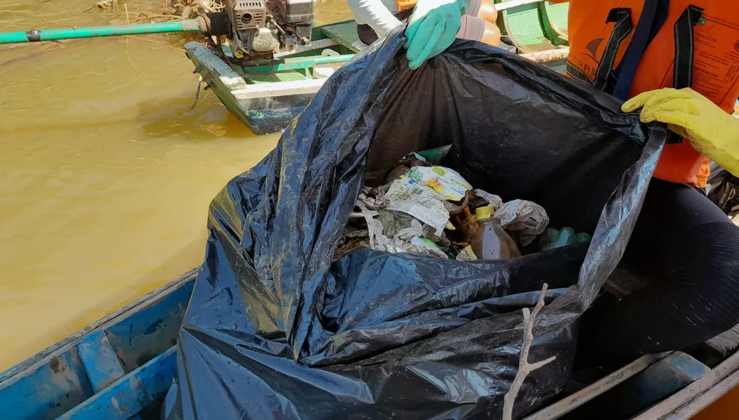 Saco de 200 litros cheio com o lixo que foi coletado