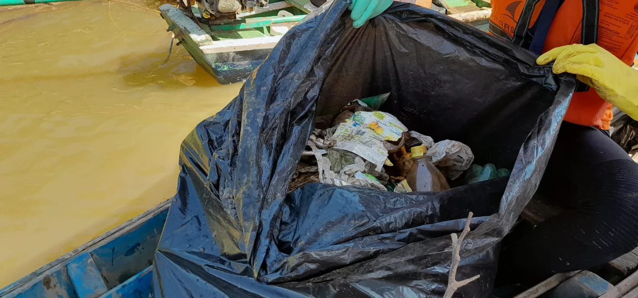 Saco de 200 litros cheio com o lixo que foi coletado