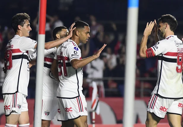 São Paulo venceu o Tigre por 2 a 0 e garantiu vaga na oitavas