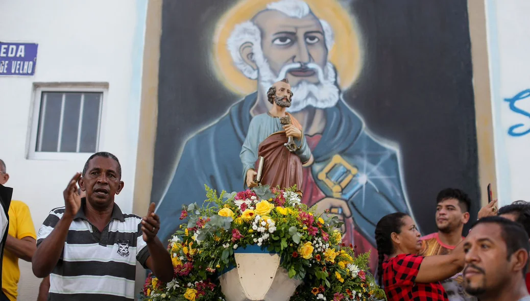 São Pedro abençoa fiéis