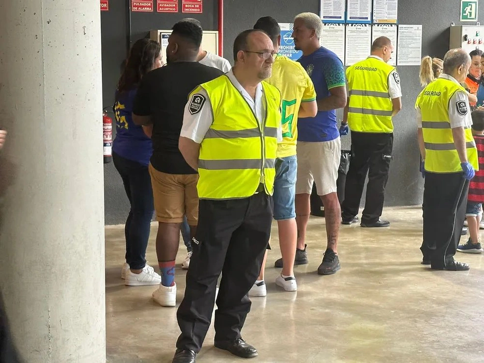 Segurança do estádio do Espanyol acusado por Felipe Silveira de ter apontado uma banana após uma revista